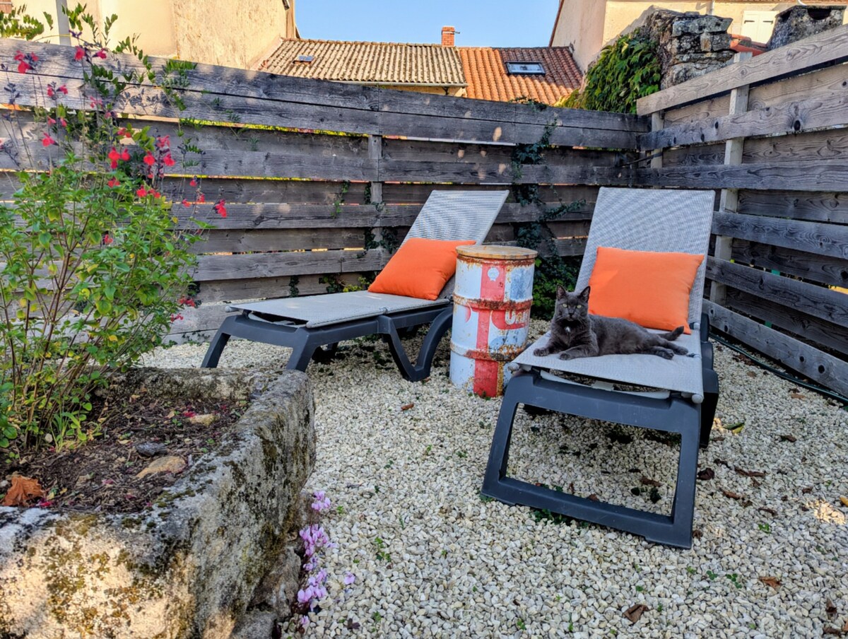 The gravel garden and loungers