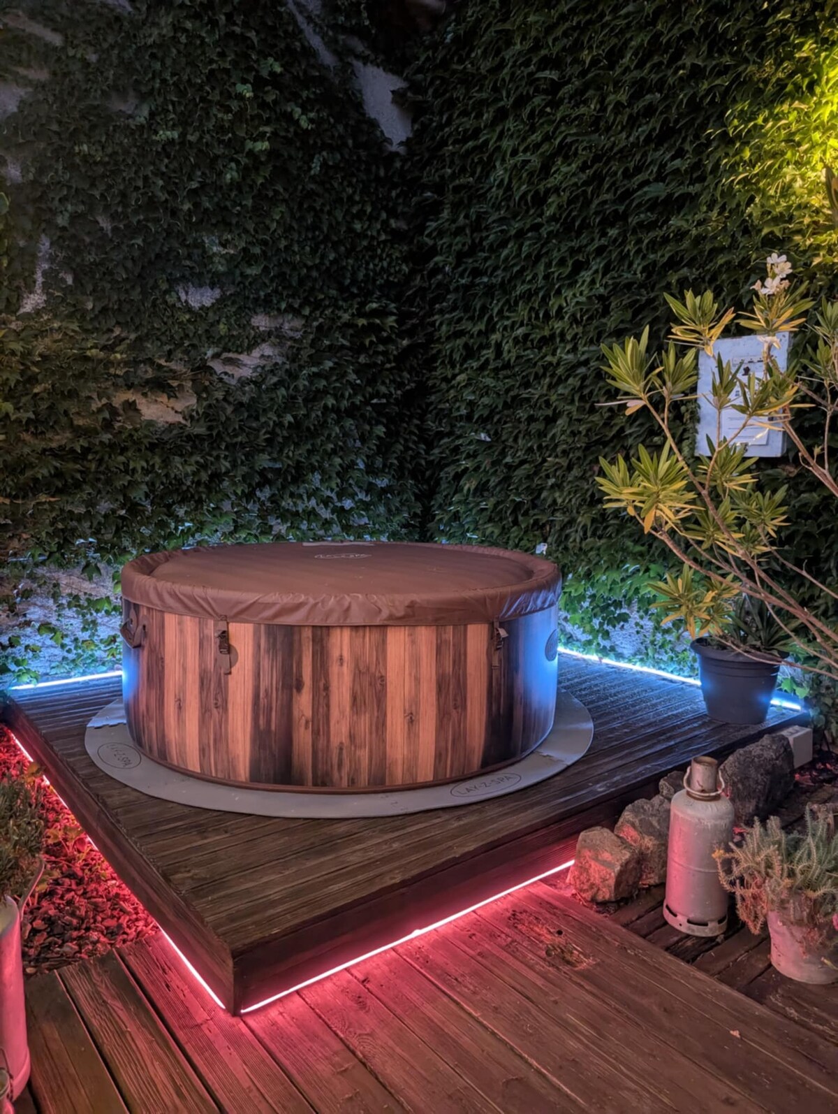 The jacuzzi at night